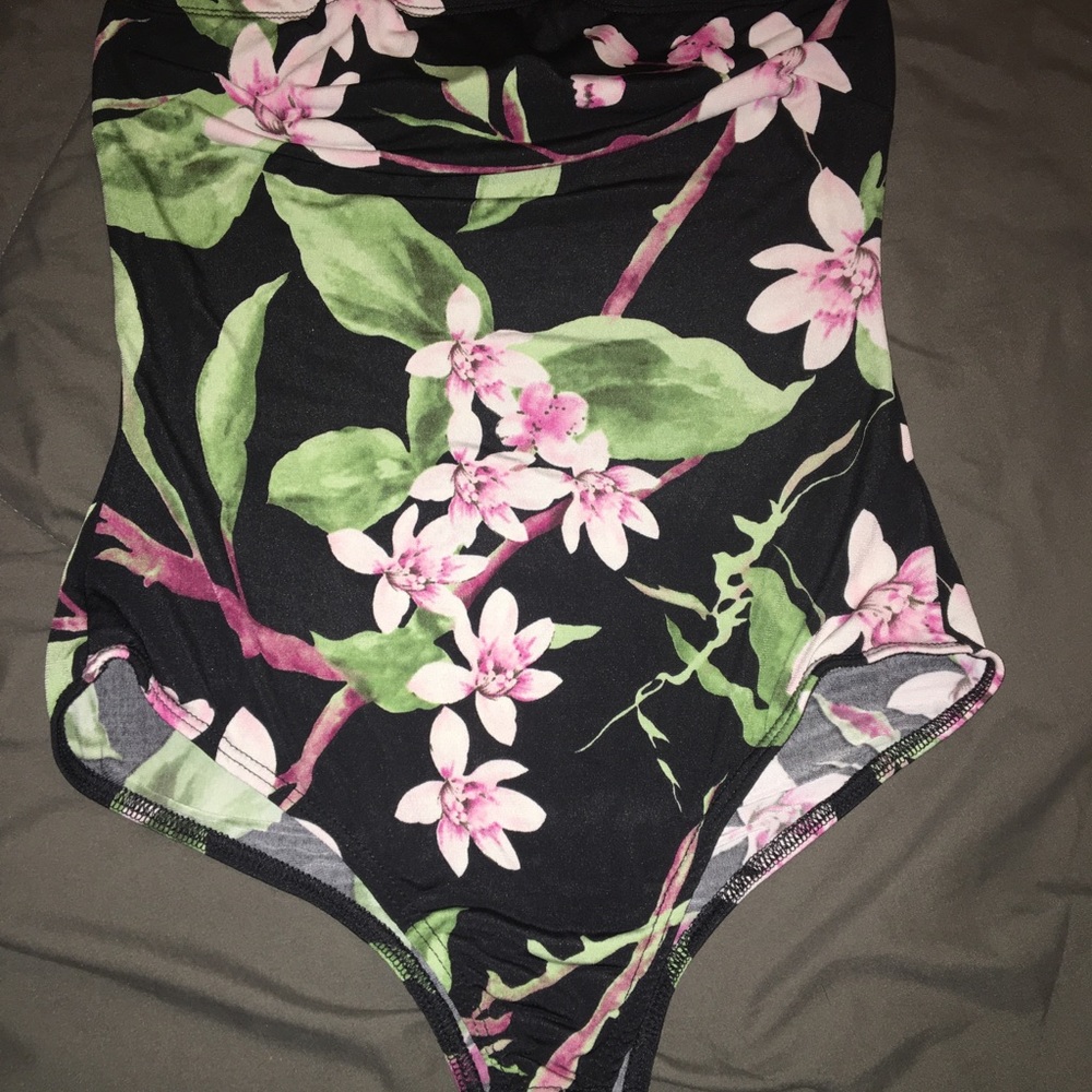 Summer top Bundle 🌸🥰 - Picture 6 of 8